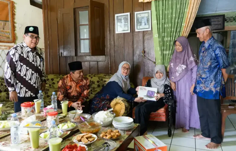 Jajaran pimpinan Kampus Unisma saat mengunjungi mahasiswa baru penyandang disabilitas di Mojokerto. (foto: Humas Unisma)