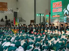 Jajaran pimpinan Universitas Islam Malang (Unisma) saat berfoto dengan mahasiswa baru di Pembukaan OSHIKA MABA 2026. (foto: blok-a.com/ M Berril Labiq)