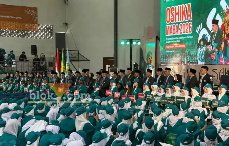 Jajaran pimpinan Universitas Islam Malang (Unisma) saat berfoto dengan mahasiswa baru di Pembukaan OSHIKA MABA 2026. (foto: blok-a.com/ M Berril Labiq)