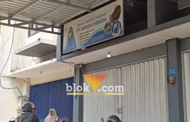 Kantor PT Annisa Ahmada Travelindo cabang Mojokerto terlihat tutup.(blok-a.com/Syahrul Wijaya)