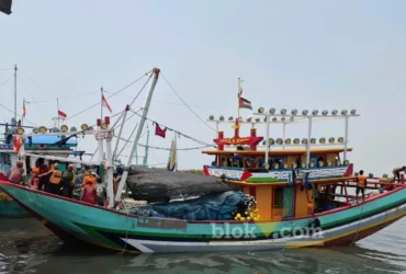 Kapal KM Usaha Jaya 3 berukuran GT 20 diamankan Satwas PSDKP Lamongan di Kecamatan Brondong, Lamongan dari perairan Pulau Bawean, Gresik (foto: blok-a.com/ivan)