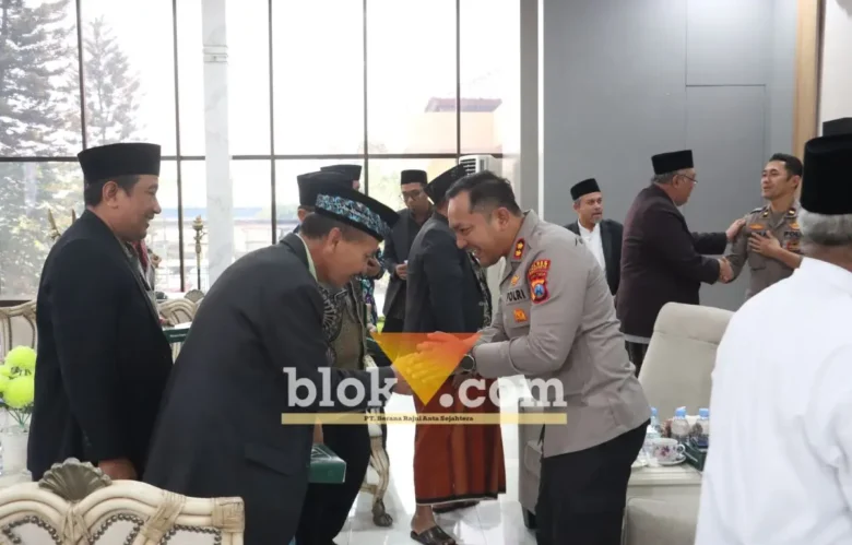 Kapolres Mojokerto AKBP Andi Yudha Pranata saat menerima kunjungan silaturahmi dari ketua dan pengurus MUI kabupaten Mojokerto.(foto: blok-a.com/Syahrul Wijaya)
