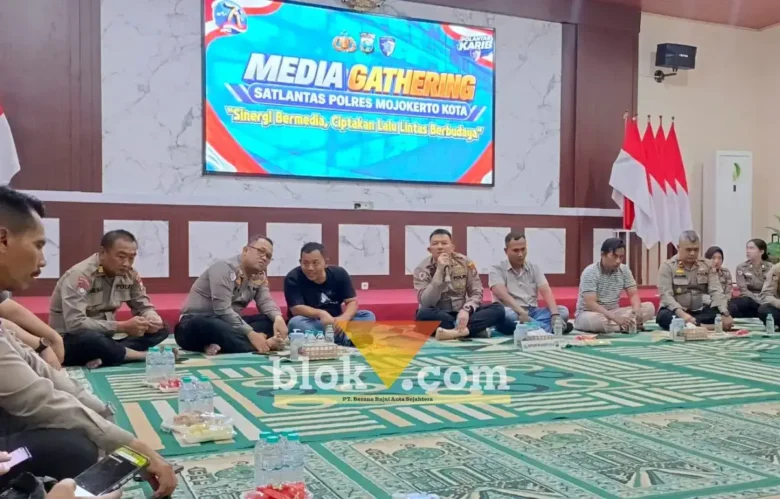 Kapolres Mojokerto kota AKBP Herdiawan Arifianto dalam acara media gathering di aula Hayam Wuruk.(foto: blok-a.com/Syahrul Wijaya)
