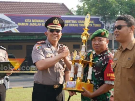 Kapolres Mojokerto kota menyerahkan penghargaan kepada para pemenang Lomba Pos Satkamling di Lapangan Patih Gajah Mada Polres Mojokerto Kota.(blok-a.com/Syahrul Wijaya)