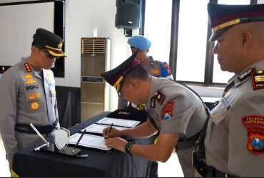 Kapolresta Banyuwangi Kombes Pol Dr. Rofiq Ripto Himawan, saat memimpin upacara sertijab Kasatsamapta, Kapolsek Muncar, dan Kapolsek Bangorejo yang digelar di Rupatama Wira Pratama (Foto: dok Humas Polresta)