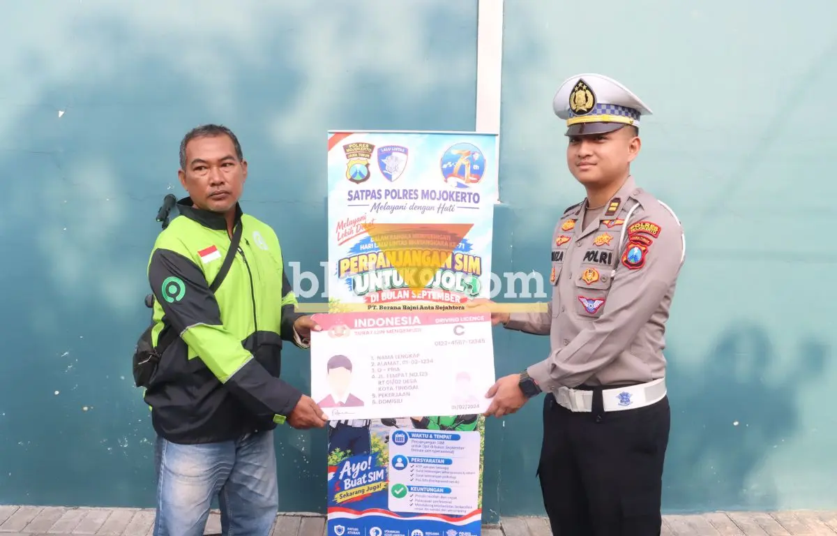 Peringati Hari Lantas Bahayangkara ke-71, Satlantas Polres Mojokerto Bagikan SIM C Gratis dan Sembako untuk Mitra Ojol