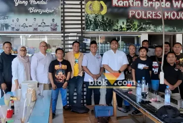 Kasatreskrim Polres Mojokerto kota AKP M. Kevin Ramadhan foto bareng PWI (foto: blok-a.com/Syahrul)