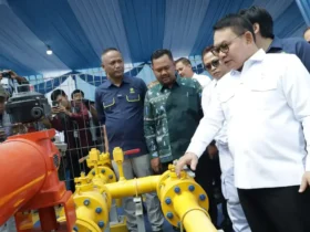 Kepala Staf Kepresidenan Jendral (Purn) Dudung Abdurachman (kanan) tinjau jaringan gas Menganti Gresik.(foto: istimewa)