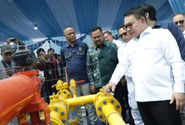 Kepala Staf Kepresidenan Jendral (Purn) Dudung Abdurachman (kanan) tinjau jaringan gas Menganti Gresik.(foto: istimewa)