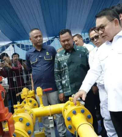 Kepala Staf Kepresidenan Jendral (Purn) Dudung Abdurachman (kanan) tinjau jaringan gas Menganti Gresik.(foto: istimewa)