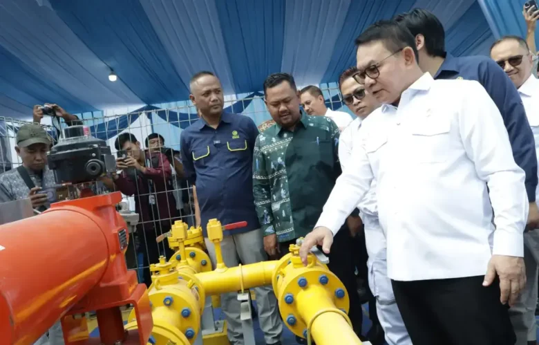 Kepala Staf Kepresidenan Jendral (Purn) Dudung Abdurachman (kanan) tinjau jaringan gas Menganti Gresik.(foto: istimewa)