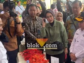 Kepala cabang perum Bulog Mojokerto Muhammad Husin saat menghadiri pasar murah bersama Bupati Mojokerto Muhammad Al Barra.(foto: blok-a.com/Syahrul Wijaya)
