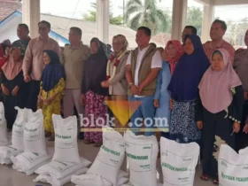 Kepala pimpinan cabang perum Bulog Mojokerto Muhammad Husin bersama anggota DPR RI HJ. Sadarestuwati dan stakeholder serta Forkopimca Dlanggu saat menyalurkan bantuan pangan (foto: blok-a.com/Syahrul Wijaya)