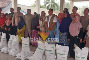 Kepala pimpinan cabang perum Bulog Mojokerto Muhammad Husin bersama anggota DPR RI HJ. Sadarestuwati dan stakeholder serta Forkopimca Dlanggu saat menyalurkan bantuan pangan (foto: blok-a.com/Syahrul Wijaya)