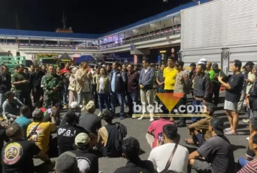 Ketua DPRD Banyuwangi, I Made Cahyana Negara saat menemui pendemo di Pelabuhan Ketapang, Sabtu (26/09/2026) (foto: blok-a.com/Kuryanto)