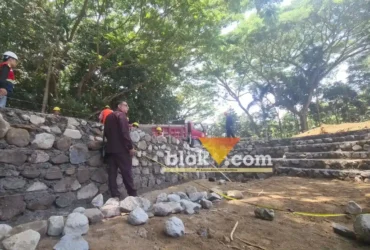 Ketua Komisi III DPRD Kota Blitar, Yudi Meira memeriksa kondisi bangunan Taman Ecopark Joko Pangon. (foto: blok-a.com/Fajar)