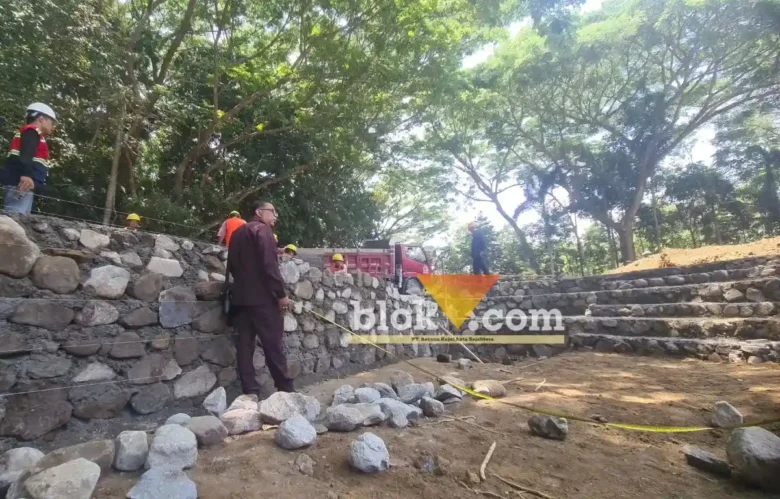 Ketua Komisi III DPRD Kota Blitar, Yudi Meira memeriksa kondisi bangunan Taman Ecopark Joko Pangon. (foto: blok-a.com/Fajar)