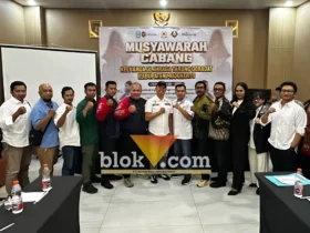 Ketua Keluarga Olahraga Tarung Derajat (Kodrat) Kabupaten Mojokerto usai terpilih secara aklamasi foto bareng.(foto: blok-a.com/Syahrul Wijaya)