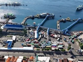 Kondisi kepadatan kendaraan di Pelabuhan Ketapang, Banyuwangi terpantau dari atas (foto: dok ASDP Ketapang)