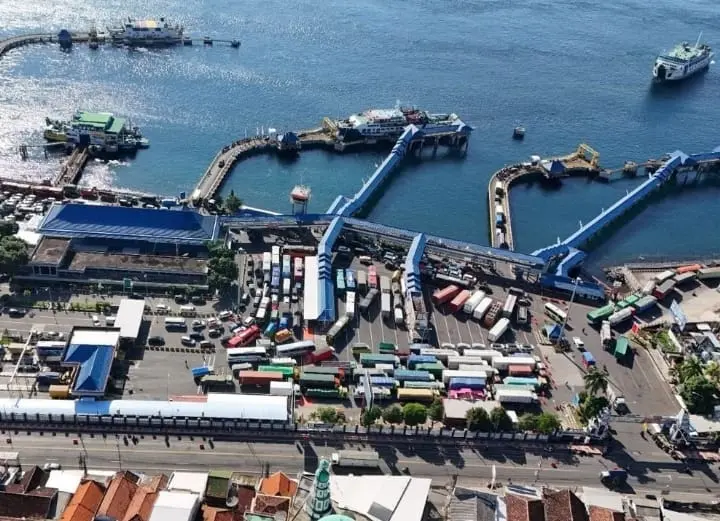 Kondisi kepadatan kendaraan di Pelabuhan Ketapang, Banyuwangi terpantau dari atas (foto: dok ASDP Ketapang)