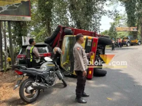 Kondisi truk Tronton saat terguling dan timpa mobil Toyota Innova di tikungan Patung Gandrung Mrawan, Rabu (30/09/2026) (foto: blok-a.com/Kuryanto)