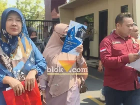 Korban Travel Umrah PT Annisa Ahmada Travelindo saat laporan ke polres Mojokerto kota. (foto: blok-a.com/Syahrul Wijaya)