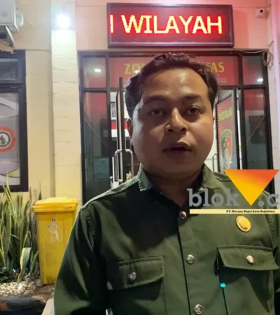 Kuasa Hukum Hadi Wiyono alias Pak Dur, Nur Mochammad saat diwawancarai awak media (foto: blok-a.com / Yogga Ardiawan)