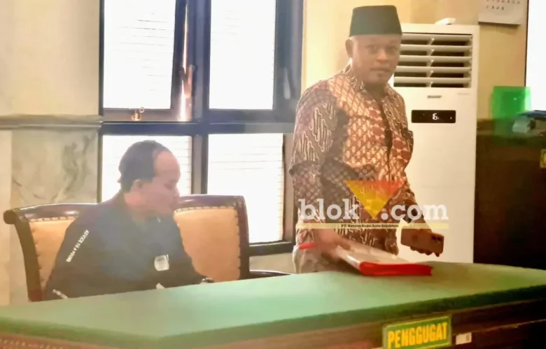 Kuasa hukum dari penggugat Rif'an Hanum saat di pengadilan negeri Mojokerto. (foto: blok-a.com/Syahrul Wijaya)