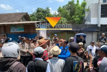 Massa aksi saat berkomunikasi dengan pihak kepolisian saat akan menuju kediaman Hadi Wiyono alias Dur (foto: blok-a.com / Yogga Ardiawan)