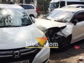 Mobil Suzuki all New Baleno yang hancur bagian depannya usai menabrak motor dan mobil Honda HRV (foto: blok-a.com/Syahrul Wijaya)