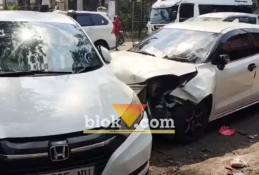 Mobil Suzuki all New Baleno yang hancur bagian depannya usai menabrak motor dan mobil Honda HRV (foto: blok-a.com/Syahrul Wijaya)