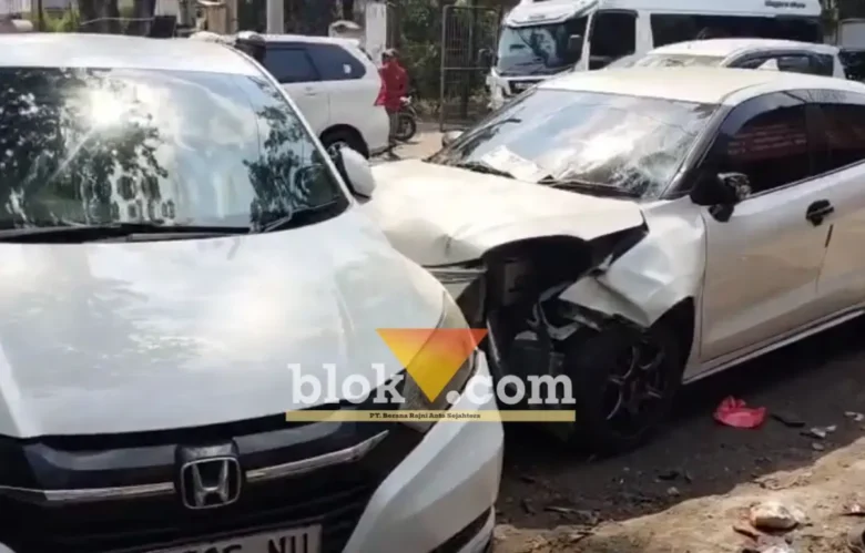 Mobil Suzuki all New Baleno yang hancur bagian depannya usai menabrak motor dan mobil Honda HRV (foto: blok-a.com/Syahrul Wijaya)
