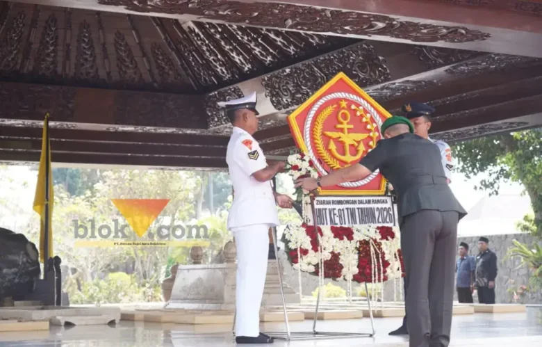 Pangdam V/Brawijaya Mayjen Rudi Saladin pimpin ziarah rombongan di Makam Bung Karno Blitar. (foto: blok-a.com/Fajar)