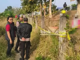 Panit PJR 3 Polda Jatim Ipda Ridho Pramana saat di lokasi penemuan mayat bersama tim Satreskrim Polres Mojokerto Kota untuk proses evakuasi (foto: blok-a.com/Syahrul Wijaya)