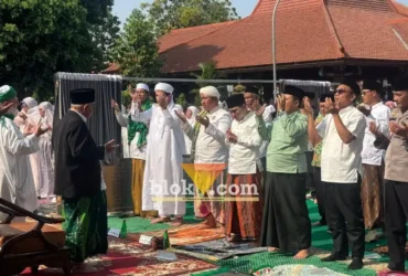 Para jemaah salat istisqa nampak berdoa di halaman Pemkab Mojokerto. (foto: blok-a.com/Syahrul Wijaya)