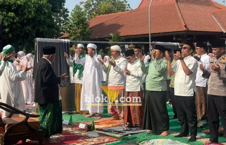 Para jemaah salat istisqa nampak berdoa di halaman Pemkab Mojokerto. (foto: blok-a.com/Syahrul Wijaya)