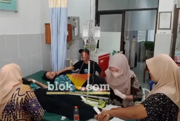 Para siswa SMPN 1 Kabuh, Jombang saat mendapatkan perawatan medis usai keracunan menu MBG (foto: blok-a.com/Syahrul Wijaya)