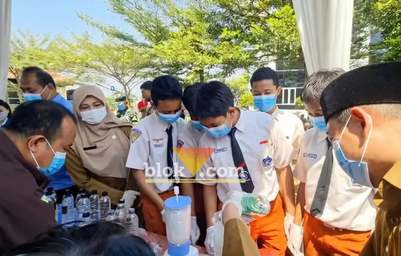 Pelajar SMP menyaksikan secara langsung proses pemusnahan berbagai barang bukti perkara pidana yang telah berkekuatan hukum tetap (foto: blok-a.com/Syahrul Wijaya)