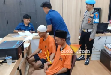 Pelaku curanmor dan penadah saat di ruang Resmob, Satreskrim Polres Mojokerto (foto: blok-a.com/Syahrul Wijaya)