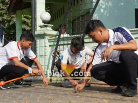 Perwakilan rutan magetan kerja bakti di sekitar kantor desa purwosari mengikuti gerakan indonesia asri (foto: blok-a.com/Nanda Bagoes)