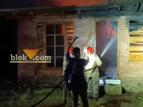 Petugas Damkar saat berusaha padamkan kobaran api yang melahap Cafe Gentong, kerugian ditaksir Rp70 juta, Minggu (27/09/2026) (foto: blok-a.com/Kuryanto)