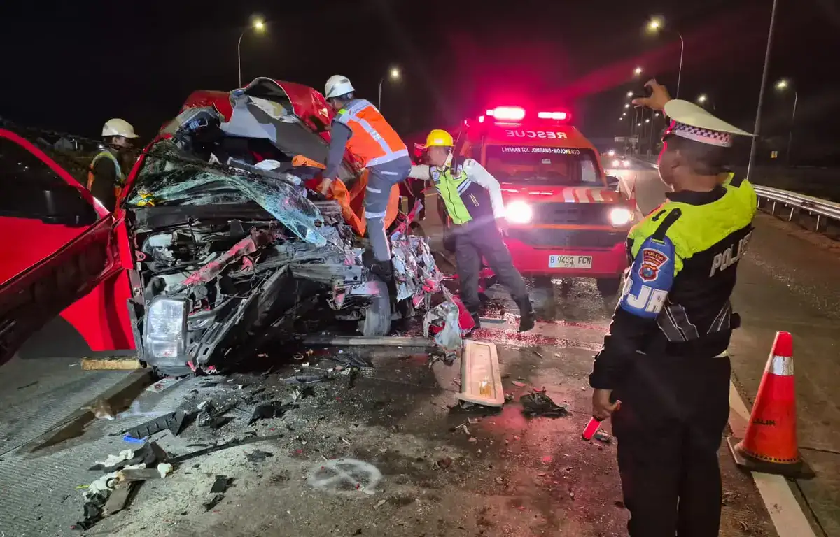 Sopir Hiace Diduga Ngantuk Tabrak Belakang Truk di Tol Jombang-Mojokerto, 4 Penumpang Tewas