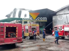 Petugas Pemadam Kebakaran terlihat sedang berusaha memadamkan api di Pabrik Sepatu yang terbakar.(foto: blok-a.com/Syahrul Wijaya)