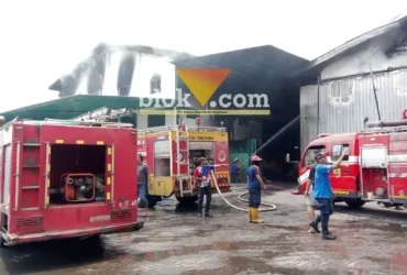 Petugas Pemadam Kebakaran terlihat sedang berusaha memadamkan api di Pabrik Sepatu yang terbakar.(foto: blok-a.com/Syahrul Wijaya)