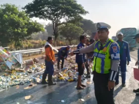 Petugas kepolisian PJR 3 Polda Jatim dan petugas tol saat evakuasi kecelakaan di ruas tol SuMo. (Foto: PJR 3 Polda Jatim)