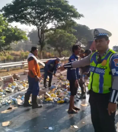 Petugas kepolisian PJR 3 Polda Jatim dan petugas tol saat evakuasi kecelakaan di ruas tol SuMo. (Foto: PJR 3 Polda Jatim)