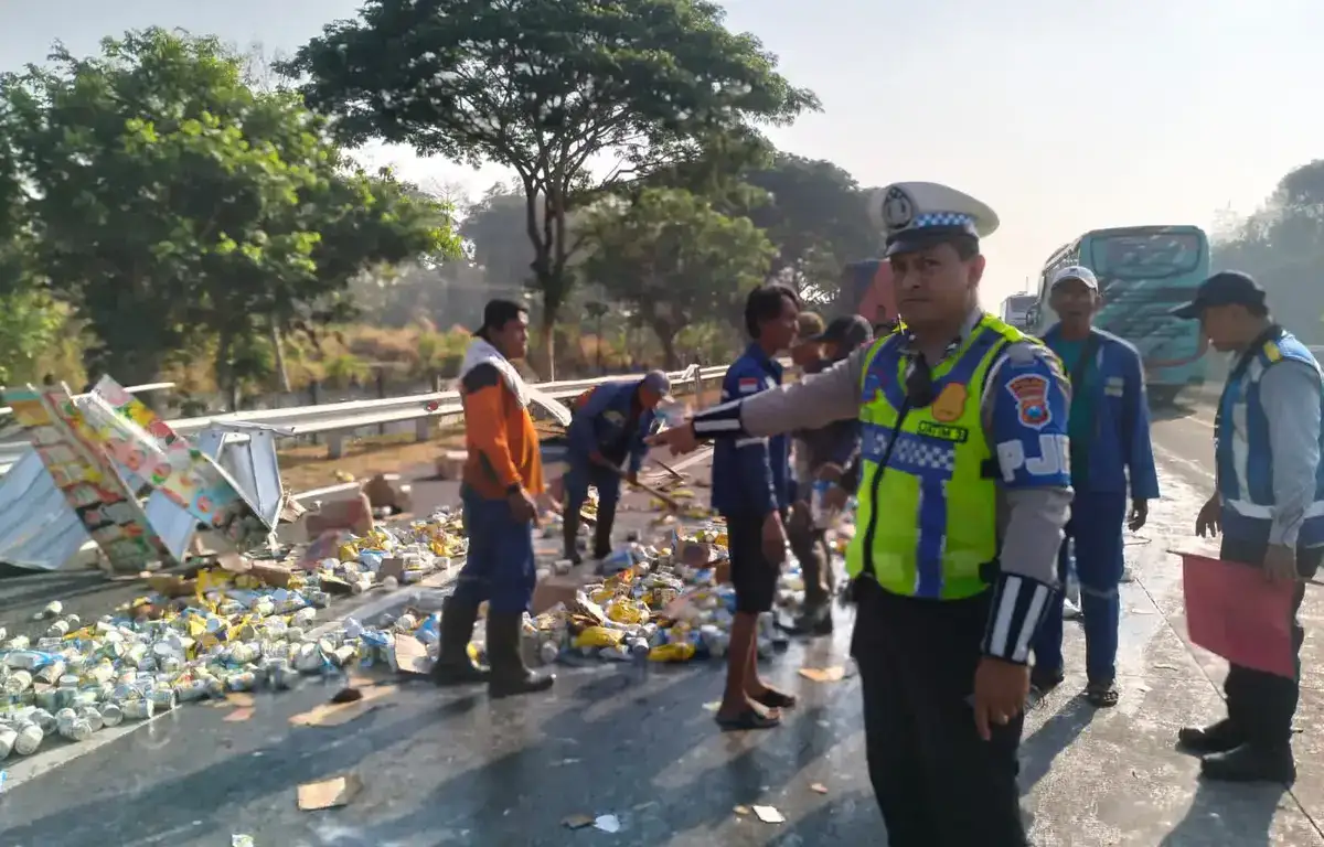 Diduga Sopir Mengantuk, Truk Boks Tabrak Truk Dump di Tol Sumo