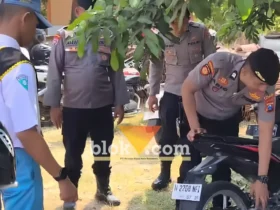 Petugas kepolisian sedang melakukan pengeceken kendaraan siswa SMAN 1 Pacet (foto: blok-a.com/Syahrul Wijaya)