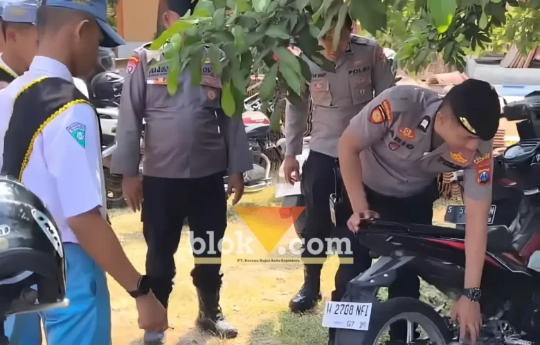 Petugas kepolisian sedang melakukan pengeceken kendaraan siswa SMAN 1 Pacet (foto: blok-a.com/Syahrul Wijaya)