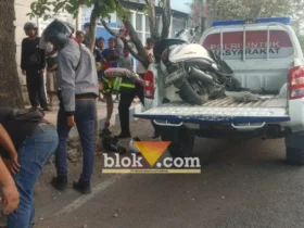 Piket Lantas Polresta Banyuwangi saat lakukan evakuasi motor yang alami laka tunggal di Jalan Gajah Mada, Banyuwangi, Jum'at (18/09/2026) (foto: blok-a.com/Kuryanto)